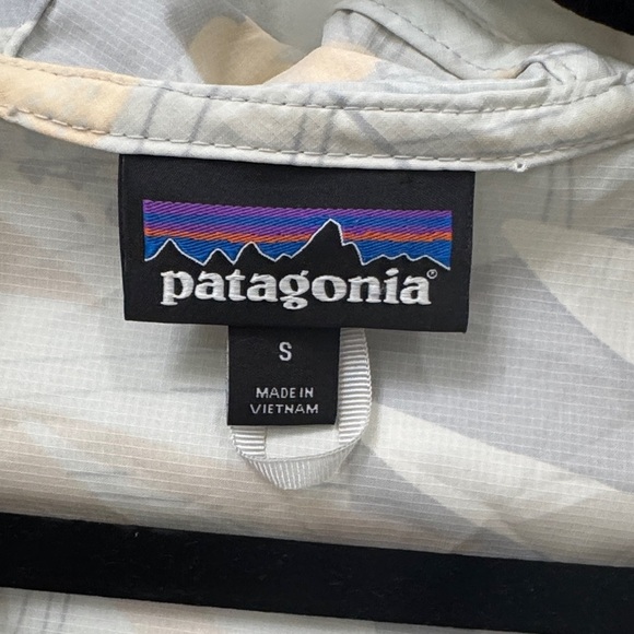 Patagonia Women's Patterned Cream and Gray Bajadas Hoody Rain Jacket - Picture 2 of 7